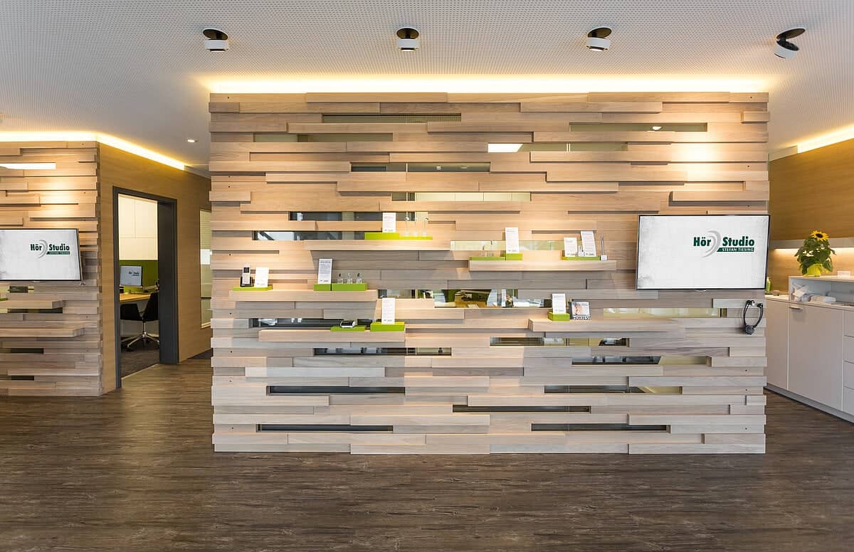 Ladeneinrichtung des Hörstudios Ditzingen mit Holzwand und Präsentationsregalen