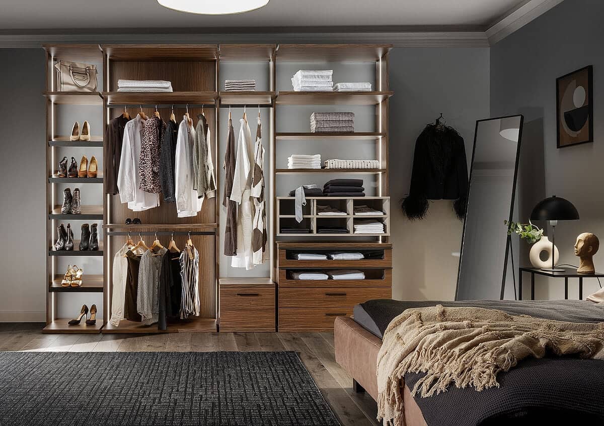 Schlafzimmer mit offener Ankleide aus Holz von Paul Lindberg