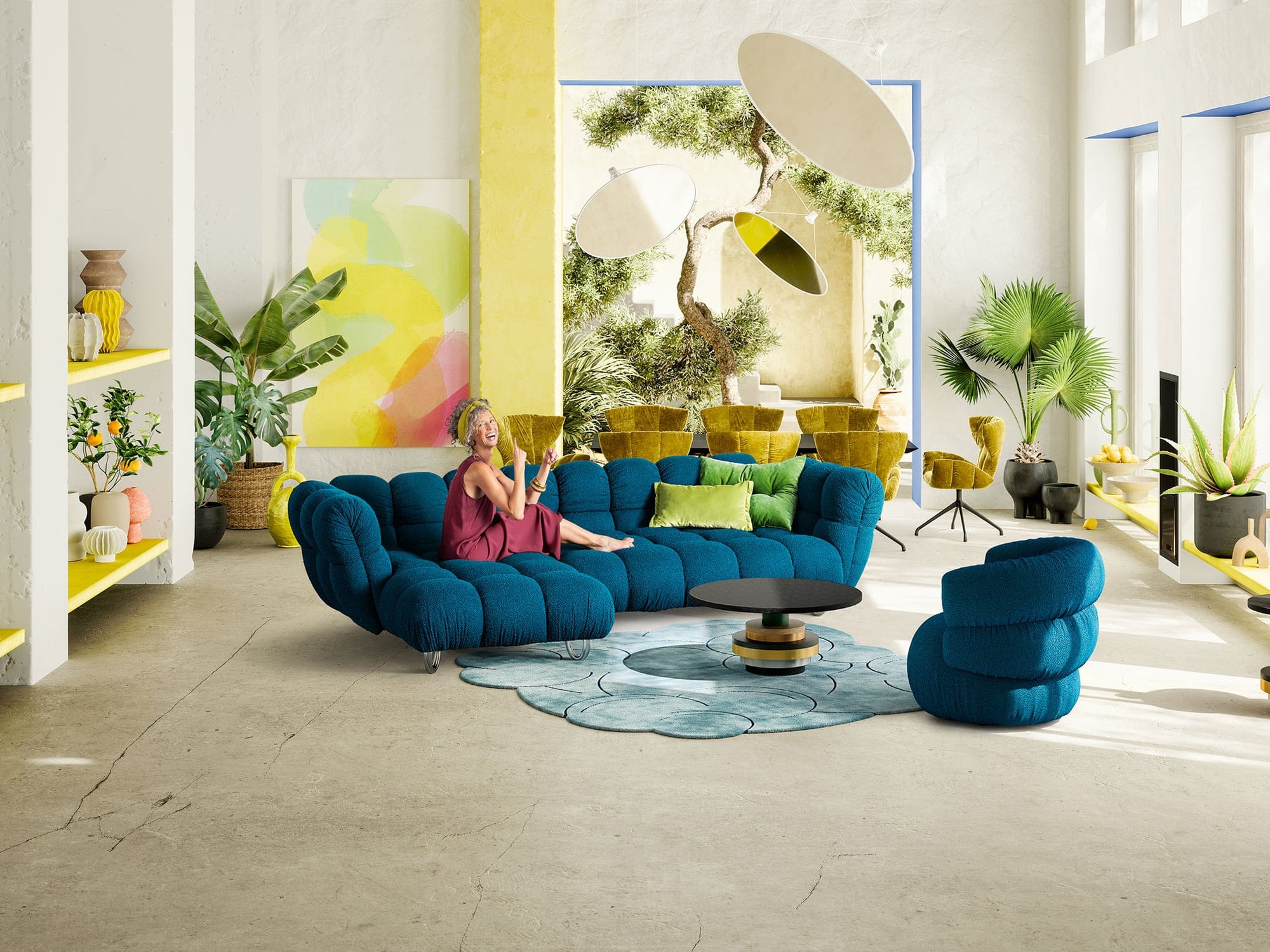 Petrolblaue Sofalandschaft von Bretz in einem hellen Loft
