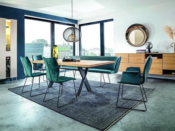 Wohnbereich von Contur mit Sideboard und Esstisch