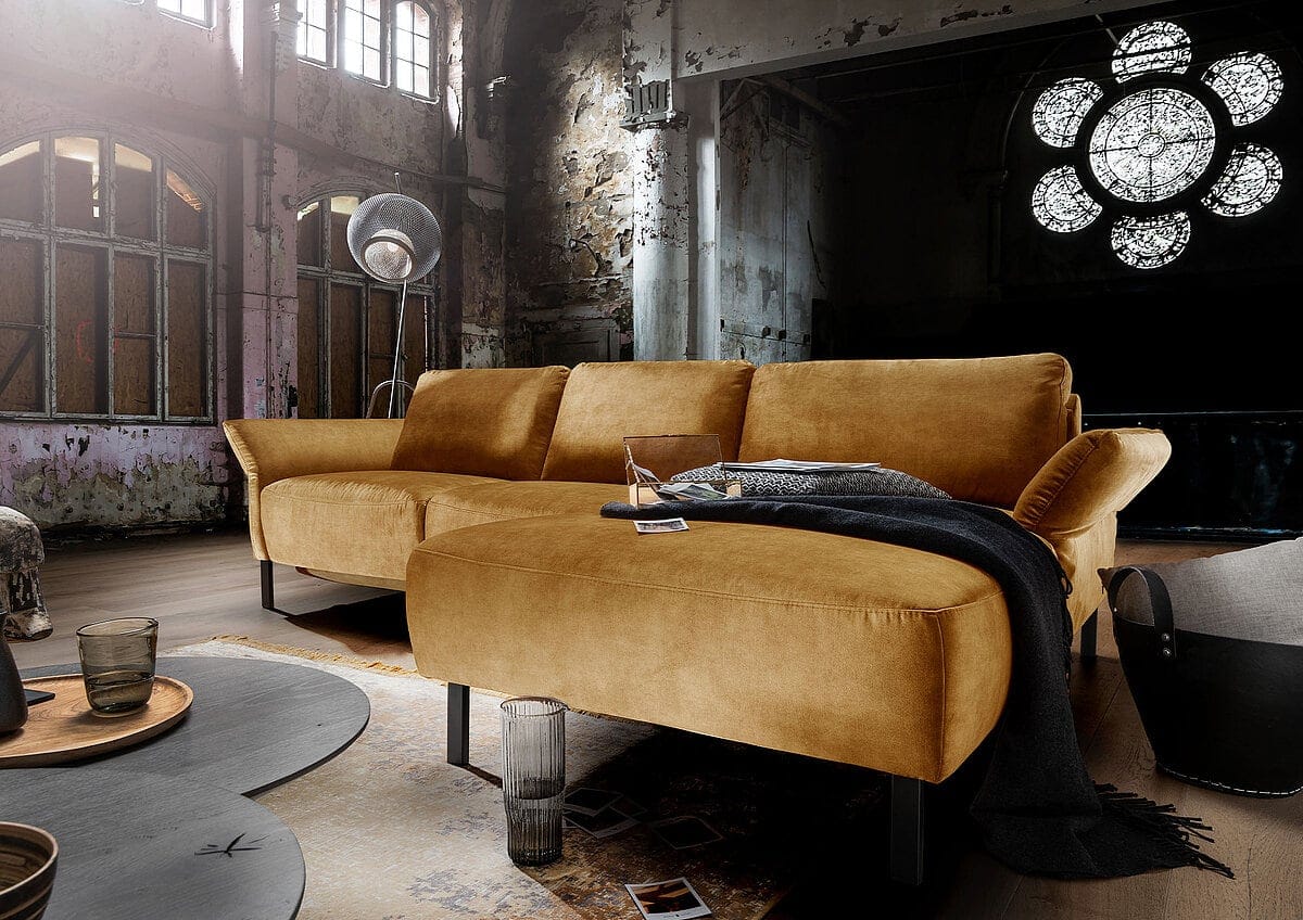 Senfgelbes Ecksofa von Paul Lindberg in einem Loft