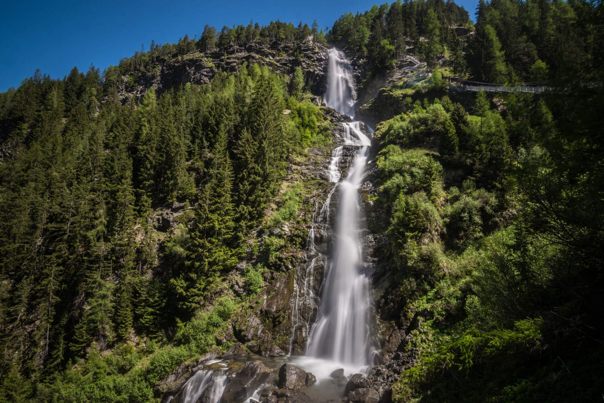 Wasserfall in einer bewaldeten Berglandschaft in Österreich