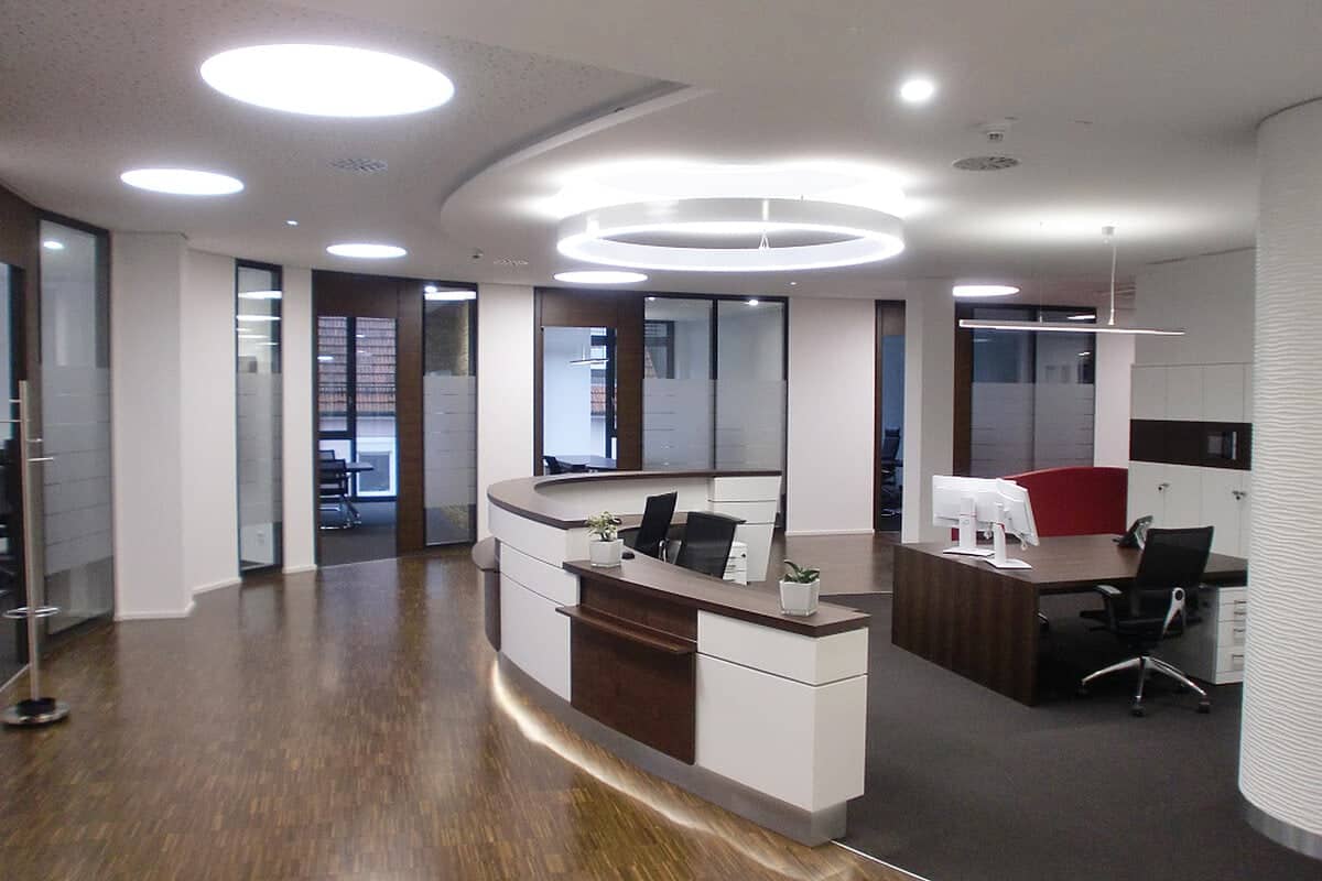 Empfangsbereich mit geschwungener Theke im Private Banking eines Finanzinstituts