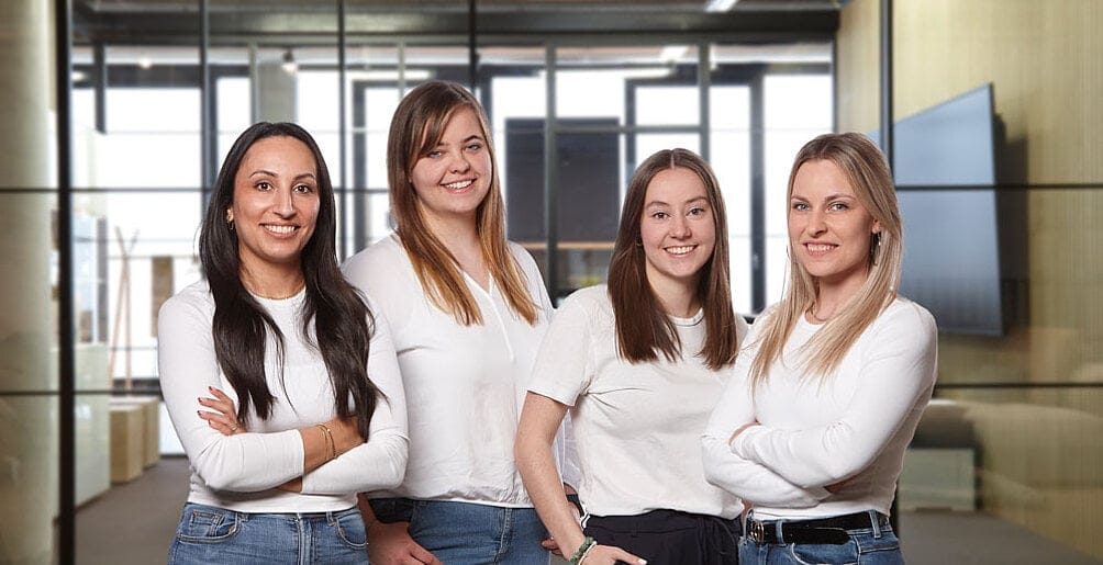 Kolleginnen aus der Verwaltung am Arbeitsplatz
