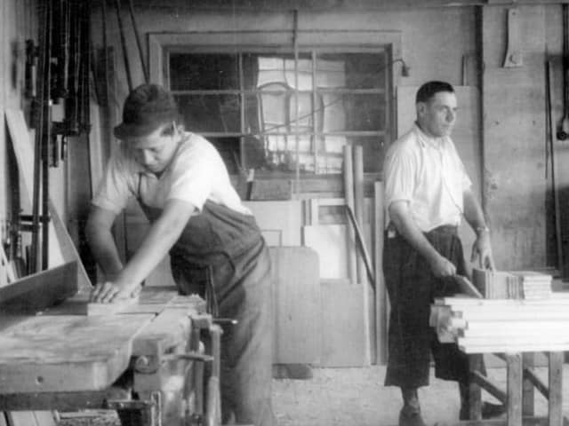 Schreiner bei der Arbeit in der historischen Werkstatt Grammlich