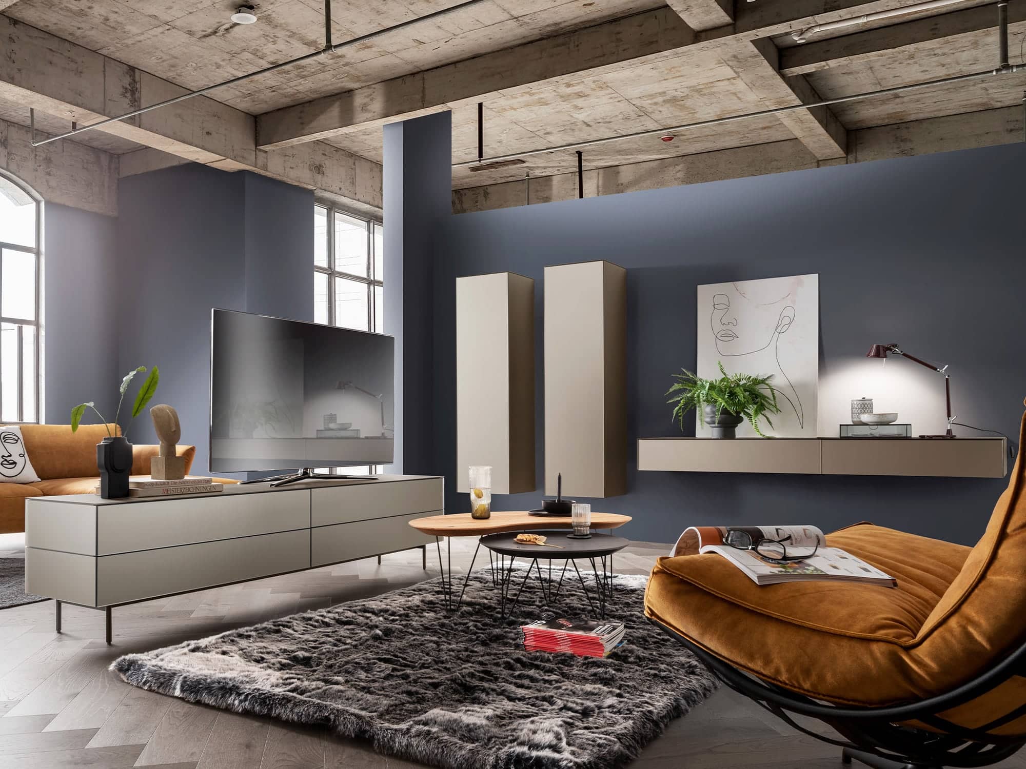 Wohnraum von Paul Lindberg mit Sofalandschaft, Sideboard und Loungesessel