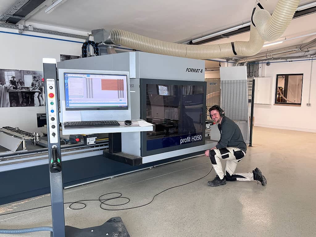 Schreiner an der CNC-Maschine in der modernisierten Werkstatt der Grammlichs