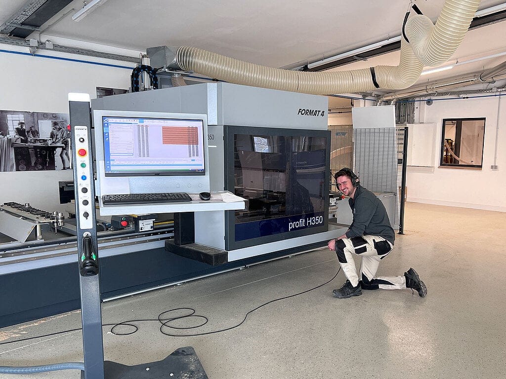 Schreiner an der CNC-Maschine in der modernisierten Werkstatt der Grammlichs