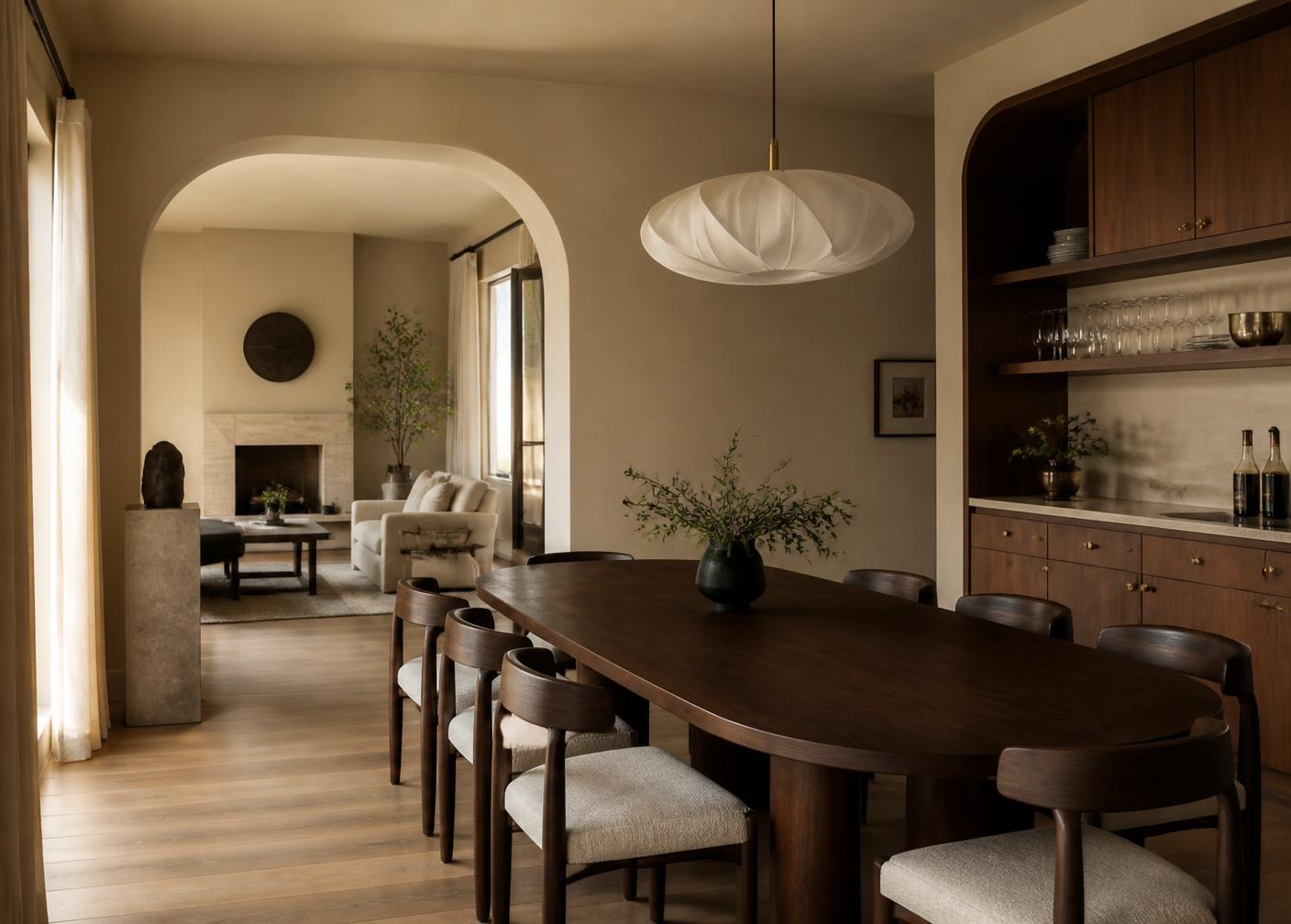 Essbereich mit Einbauschrank aus dunklem Holz und warmen Wandflächen